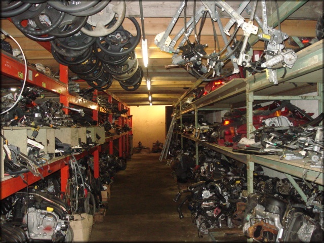 stock tweedehandse auto-onderdelen
